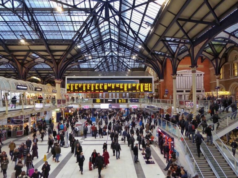 A photo of liverpool st train station